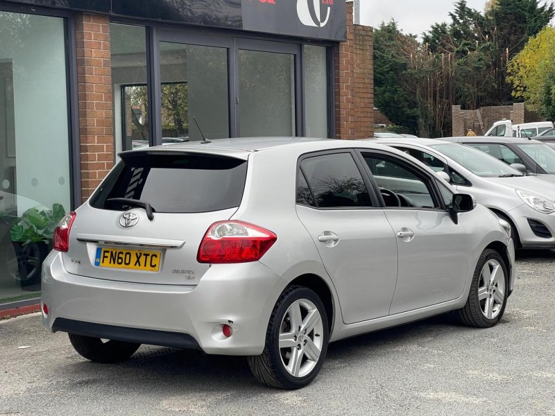 TOYOTA AURIS
