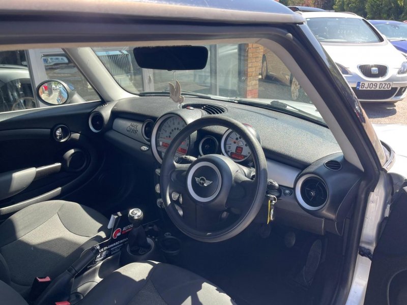 MINI HATCH